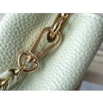 𝐋𝐎𝐔𝐈𝐒𝐕𝐔𝐈𝐓𝐓𝐎𝐍 M22916/M48865 mini Apple green with white chain. This CAPUCINES handbag